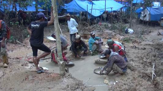 Aktifitas penambangan emas di Ulunggolaka Kabupaten Kolaka mulai membawa dampak. salah satunya adalah tercemarnya sumber air PDAM Kolaka. FOTO : LAN