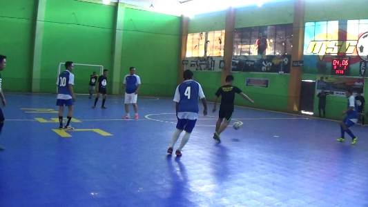 Pertandingan eksibishi Futsal antara pemkab kolaka versus Alumni Fakultas teknik USN Kolaka. FOTO : LAN
