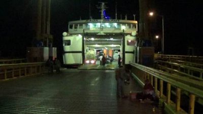 Akibat sterilisasi penumpang oleh Otoritas Pelabuhan feri, penyebrangan kapal Fary ini tertunda hingga empat jam. FOTO : LAN