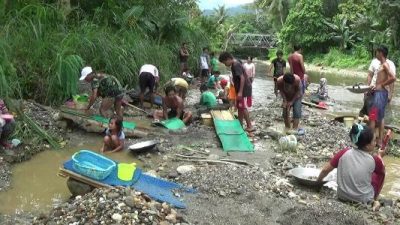 Tampak warga ulunggolaka saat melakukan penambangan emas secara tradisional. FOTO : LAN