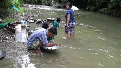 Penambangan emas di sungai Ulunggolaka di Kabupaten kolaka makin banyak warga yang mendulang. FOTO : LAN
