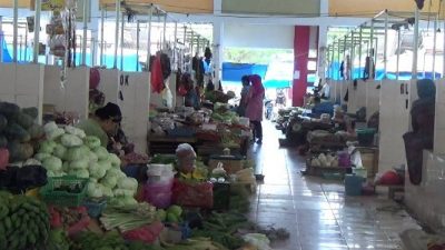 Pedagang Pasar Mekongga raya mengeluhkan sepinya pembeli. FOTO : LAN