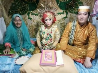 Pernikahan antara pria yang bernama, Seongmin Baek, warga ketururanan Korea selatan dengan dara Bugis Bone bernama Andi Hikma. FOTO : LAN