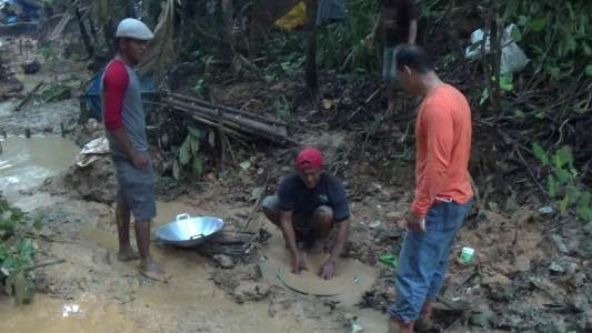 Beginilah suasana penambangan emas dengan cara mendulang secara tradisional di lokasi penambanga emas di Kolaka. Kerusakan hutan lindung hampir dipastikan rusak, jika tidak segera ditertibkan. FOTO : L;AN