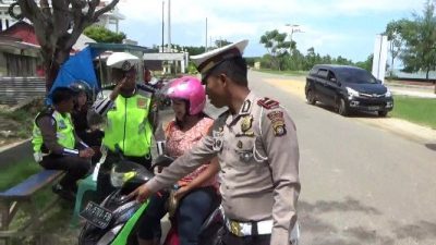 Jajaran satuan lantas Polres Kolaka saat menggelar Razia operasi patuh di jalan by pass Kolaka. FOTO : LAN