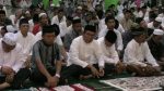 Bupati Kolaka H. Ahmad Safei bersama jamaa muslim di kolaka saat melaksanakan shalat tarwih pertama di bulan ramadhan. FOTO : ASDAR LANTORO