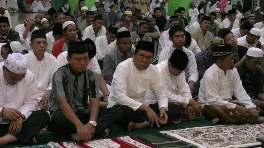 Bupati Kolaka H. Ahmad Safei bersama jamaa muslim di kolaka saat melaksanakan shalat tarwih pertama di bulan ramadhan. FOTO : ASDAR LANTORO