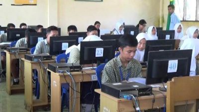 Peserta UNBK SMP 2 Kolaka terlihat cukup antusias mengisi soal-soal di komputer. FOTO : LAN