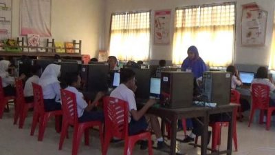 Suasana pelaksanaan UNBK di SMPN 1 Kolaka. FOTO : LAN