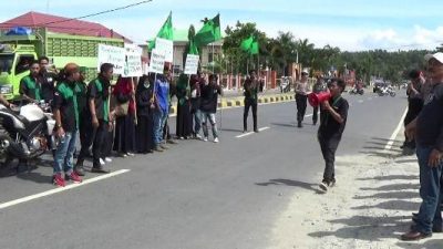 Aksi Unjuk Rasa dari HMI cabang Kolaka di hari pendidikan Nasional FOTO : LAN