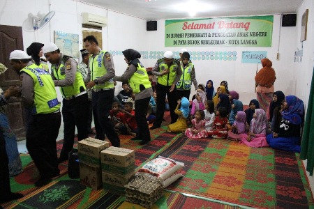 jajaran satlantas Polres Aceh Langsa saat menyerahkan bantuan sembako kepada anak yatim piatu di panti asuhan. FOTO : ROBY SINAGA