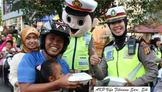 Kasat lantas Polres Aceh Langsa AKP Vifa Fibriana Sari, SIK saat membagikan takjil kepada pengguna jalan. FOTO : ROBY SINAGA