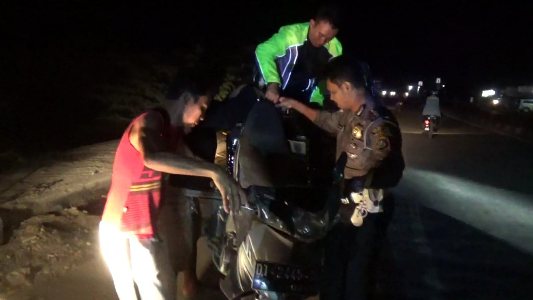kendaraan roda dua milik Julianto yang dilindas mobil truk saat dievakuasi oleh Satlantas Polres Kolaka tadi malam. FOTO : ASDAR LANTORO