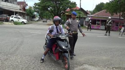 Razia yang di gelar dalam rangka operasi patuh Anoa di kolaka dan menjaring pelajar yang tidak memiliki surat-surat kendaraan dan SIM. FOTO ; ASDAR LANTORTO