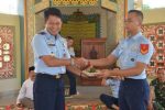 Komandan Pangkalan TNI AU Adisutjipto, Marsekal Pertama TNI Ir. Novyan Samyoga, M.M, saat menyerahkan tumpeng kepada salah satu anggota peserta Latsar. FOTO : NADHIR