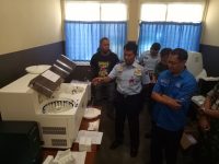 Danlanud Marsekal Pertama TNI Ir. Novyan Samyoga saat meninjau peralatan pendeteksi Narkotika. FOTO : NADHIR ATTAMIMI