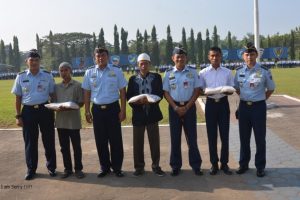 Marsekal Pertama TNI Ir. Novyan Samyoga foto bersama dengan para stafnya di lanud Adi Sucjipto. FOTO : NADHIR