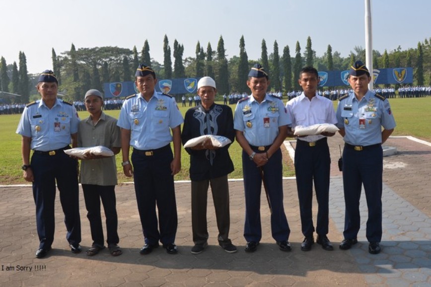 Marsekal Pertama TNI Ir. Novyan Samyoga foto bersama dengan para stafnya di lanud Adi Sucjipto. FOTO : NADHIR