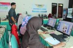 Guru TK ini saat mengikuti les Komputer di kantor Perpustakaan probolinggo. FOTO : ASL