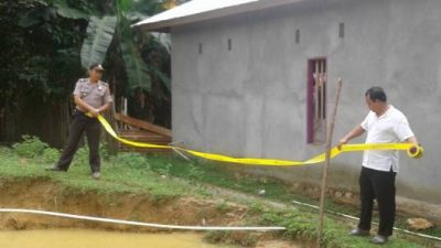 Kapolsek Moramo Utara Iptu Jusman Mundu Bersama Jajarannya Saat Melakukan Police Line Lokasi Tenggelamnya Seorang bocah berusiah enam tahun. FOTO : IST