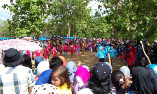 Salah satu lomba yang dipertandingkan yakni lomba bola gotong yang mendapat perhatoamn banyak penonton. FOTO : LA ODE AWALUDDIN