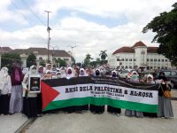 Ribuan elemen umat Islam jamaah Forum Ukhuwah Islamiyah (FUI) Daerah Istimewa Yogyakarta (DIY) menggelar Longmarch aksi bela Palestina dan Masjid Al-Aqsa di kawasan Malioboro. FOTO : NADHIR ATTAMIMI