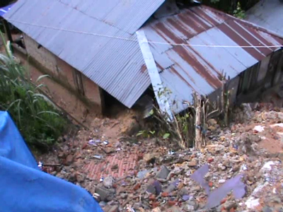 Salah satu Rumah warga di kelurahan Gunung Jati yang terkena longsor akibat hujan yang terus mengguyur Kota kendari dalam sepekan ini. FOTO ; FT