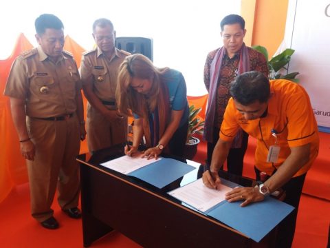 launching Cargo Cervis Center antara Garuda Indonesia dan PT Pos Indonesia di Kantor Pos Cabang Kendari yang dihadiri Asisten III Sekretaris provinsi dan Sekot kendari Alamsyan Lotunani. FOTO : LM FAISAL