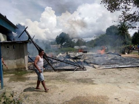 Rumah warga rate-reta yang rata dengan tanah setelah diamuk si jago merah siang tadi. FOTO : NIKEN