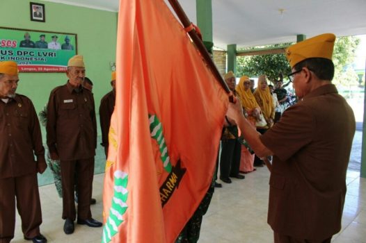 Pengukuhan dan penyerahan bendera Pataka Legiuan veteran RI kepada pengurus DPC LVRI Kota Langsa. FOTO : ROBY SINAGA