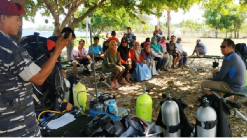 Lanal Palu Latih Pemuda Desa Lebo Teknik Selam Dasar