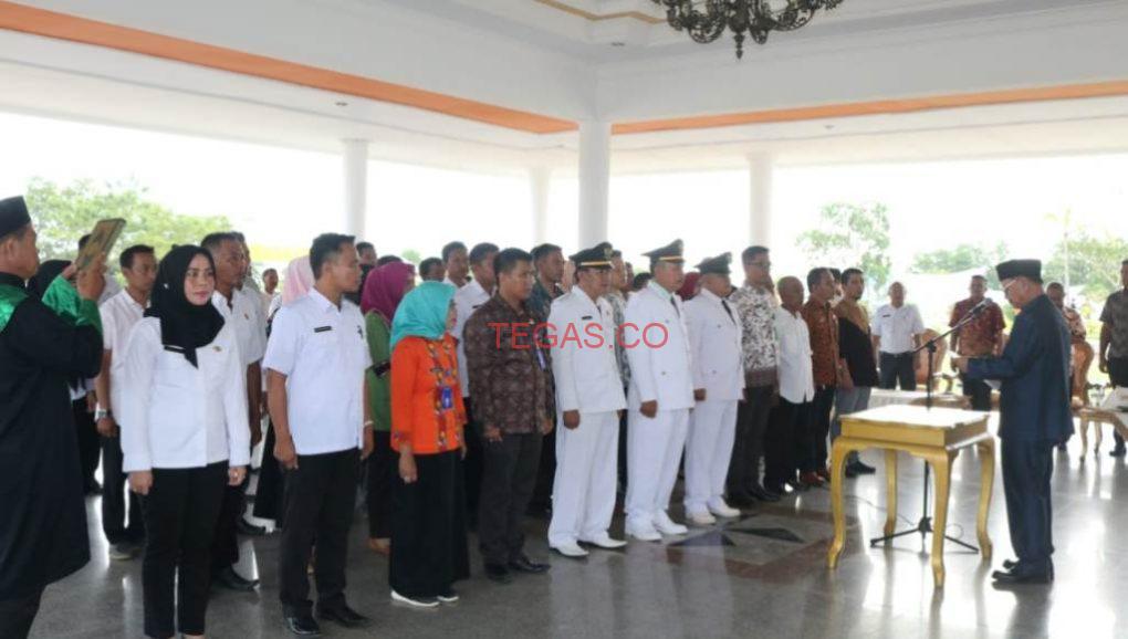 Lantik 55 Pejabat, Bupati Konsel Harap Cerdas Bekerja﻿