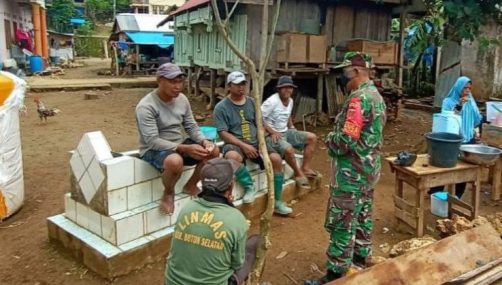 Pererat Silaturahmi, Babinsa Koramil Sampolawa Gelar Komsos