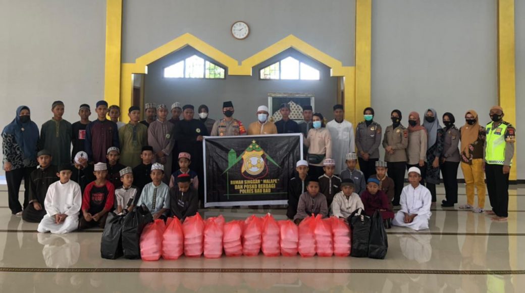 Polbagi Polres Baubau Anjangsana ke Dua Panti Asuhan