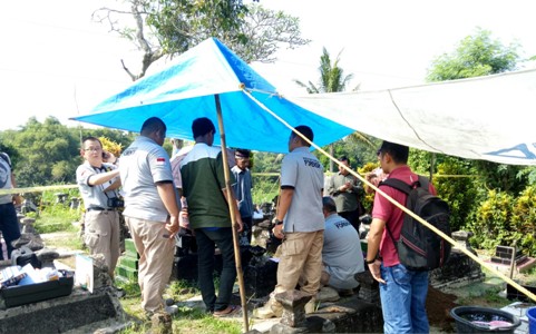 Tim Foresnsik mabes Polri saat melakukan outopsi terrkait mala praktek.  FOTO : NADHIR