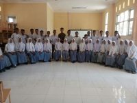 Mahasiwa Samadua, Aceh Selatan laksanakan Foto bersama dalam acara Saweu Sikula di tiga sekolah SMA/SMK. FOTO : MAN
