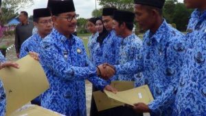 Bupati Konsel Serahkan SK CPNS Penyuluh Pertanian, Berikut Nama-Namanya