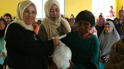 Kunjungi Desa Torobulu, Ketua TP PKK Konsel Salurkan Bantuan Sembako