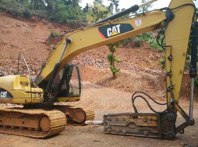 Salah Satu Alat Berat Jenis Eksavator Yang Dihentikan Aktifitasnya Diareal Penambangan Batu Gunung Di Desa Mata Wawatu, Kec. Moramo Utara FOTO : MAHIDIN