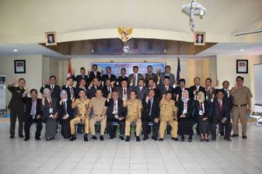 Kepala PSDM Sultra Samudra Wasiri bersama Wakil Bupati Konsel H Arsalim dan sejumlah peserta Diklat foto bersama. FOTO : MAHIDIN 