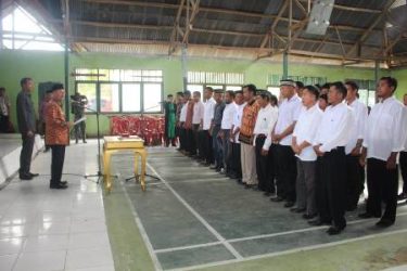 Surunudin Dangga. ST. MM Saat Melantik Anggota dan Ketua BPD Diaula Kantor Kecamatan Laeya. Kamis. 18/5/2017. FOTO : MAHIDIN