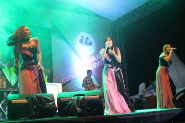 Trio Macan dan Dua Srigala Goyang Warga Konsel