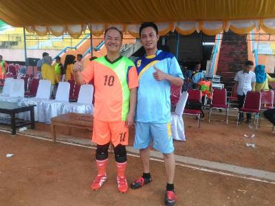 Kapten Tim PS Garuda H. Surunudin Dangga (10) Bersama Salah Seorang Pemain PS Pers. FOTO : HUMAS