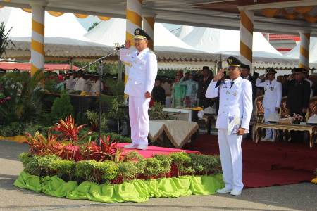 Bupati Konawe Selatan H. Surunuddin dangga ketika menjadi Inspektur Upacara HUT Konawe Selatan ke XIV dan HUT Hari pendidikan nasional di pelataran rujab Bupati Konsel di Andoolo. FOTO : MAHIDIN