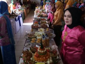 Ibu-Ibu Peserta Lomba masak Non Beras Saat Menyiapkan Menu Masakan Dalam Memperingati Hari Kartini Tingkat Kabupaten. Diaula Kantor Kecamatan Tinanggea, Kab. Konsel. FOTO ; MAHIDIN
