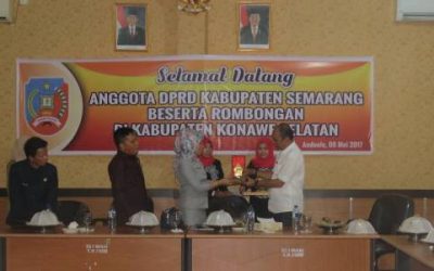 Wakil Ketua II DPRD Konsel, Nadira. SH yang didampingi Ketua Komisi III, Senawan Silondae serta Ketua Komisi I, Tasman Lamuse. SE Saat Bertukar Cendera Mata Dengan Ketua Tim KAD DPRD Kab. Semarang, Joni Budi. R FOTO : MAHIDIN