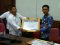 Asisten II Pemda Konsel Saala. ST. SE. M.Si (Kanan) Saat Menerima Sertifikat Penghargaan Dari Perwakilan ORI Sultra Ahmad Rustam. SH. MH (Kiri) Di Ruang Rapat Bupati Konsel. FOTO : HUMAS KONSEL