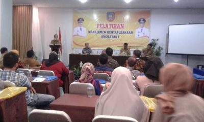 Wakil Bupati Konsel DR H Arsalim Arifin, SE. M. Si Saat Memberikan Sambutan Sekaligus Membuka Secara Resmi Pelatihan Kewirausahaan di salah satu Hotel di kendari pagi tadi. FOTO : MAHIDIN
