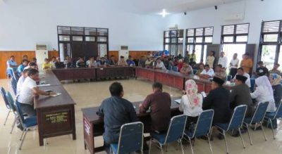 Suasana RDP DPRD Konsel Bersama Masyarakat Desa Penambea Barata, Kec. Moramo Dalam Menyelesaikan Sengketa Wilayah Tangkapan Ikan. FOTO : MAHIDIN