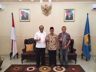 Sekretaris Menteri Pariwisata RI, Drs H Ukus Kuswara MM bersama Bupati Konsel, H Surunuddin Dangga dan Plt Kadis Pariwisata Konsel, Mahar Buburanda Imran SH MH FOTO : MAHIDIN